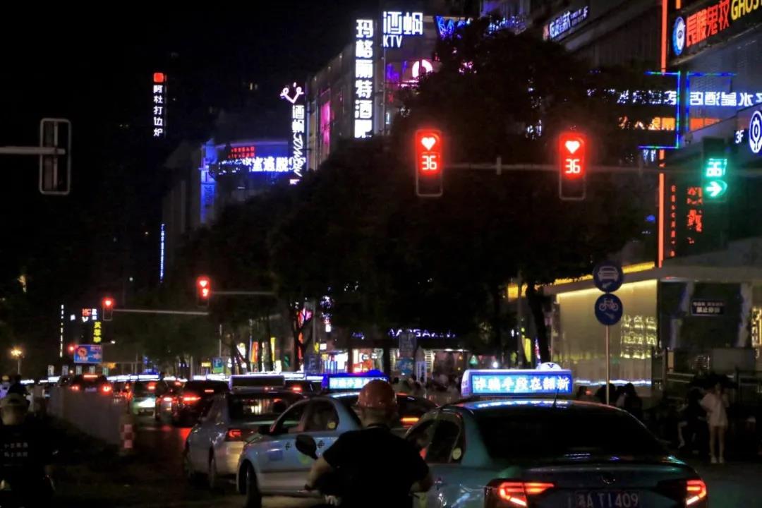 七夕長(zhǎng)沙，愛(ài)心紅綠燈正在上演！