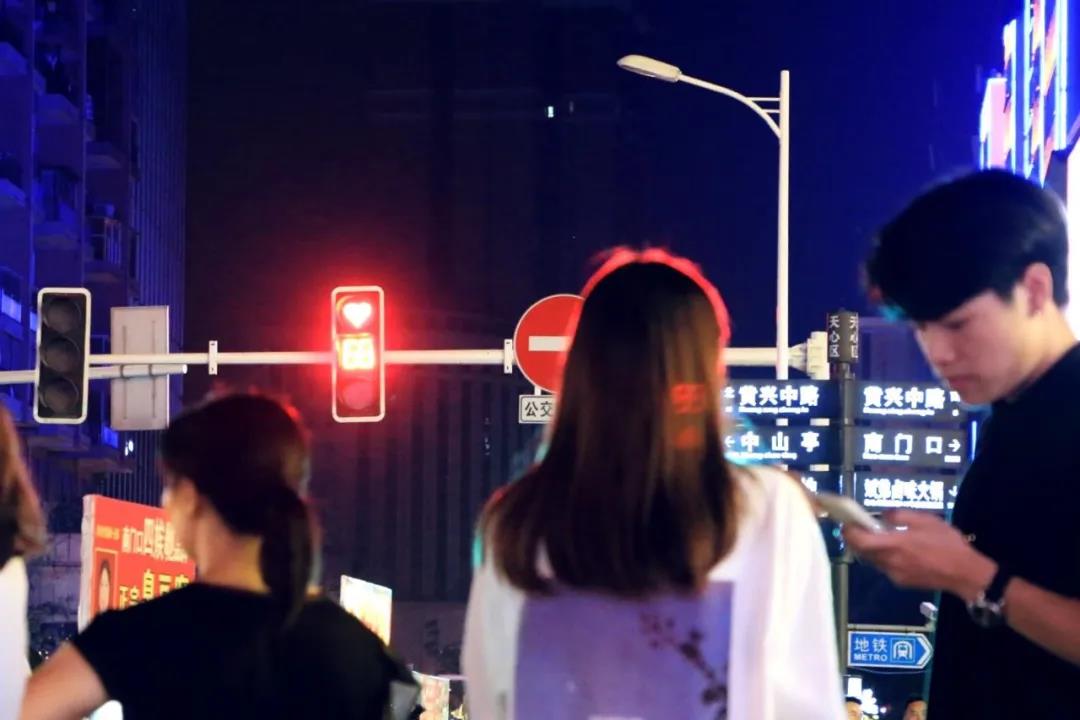 七夕長(zhǎng)沙，愛(ài)心紅綠燈正在上演！